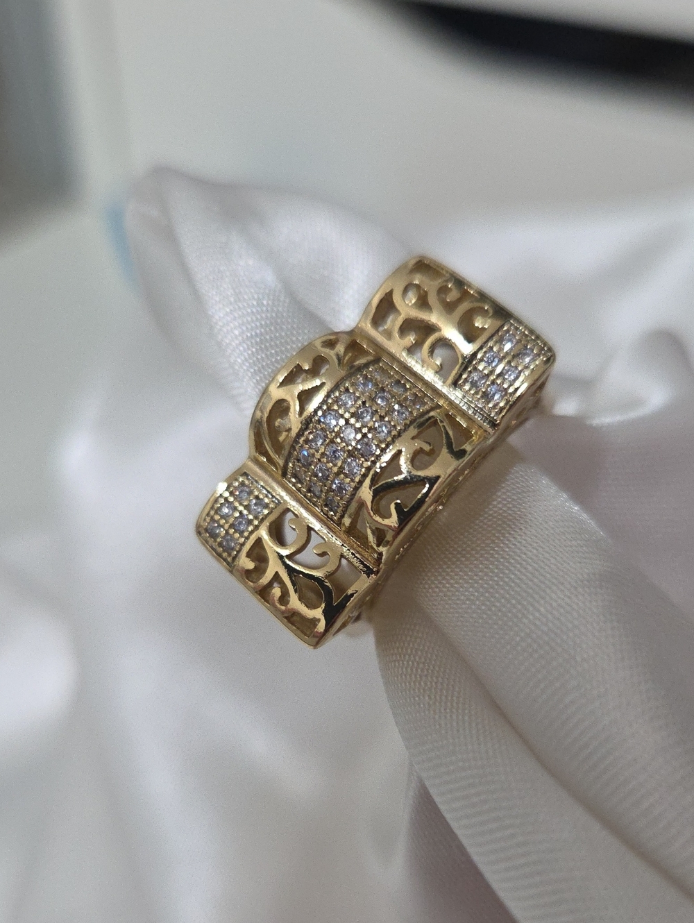 14K Elegant Gold-Tone Filigree Band Ring with Crystal Accents